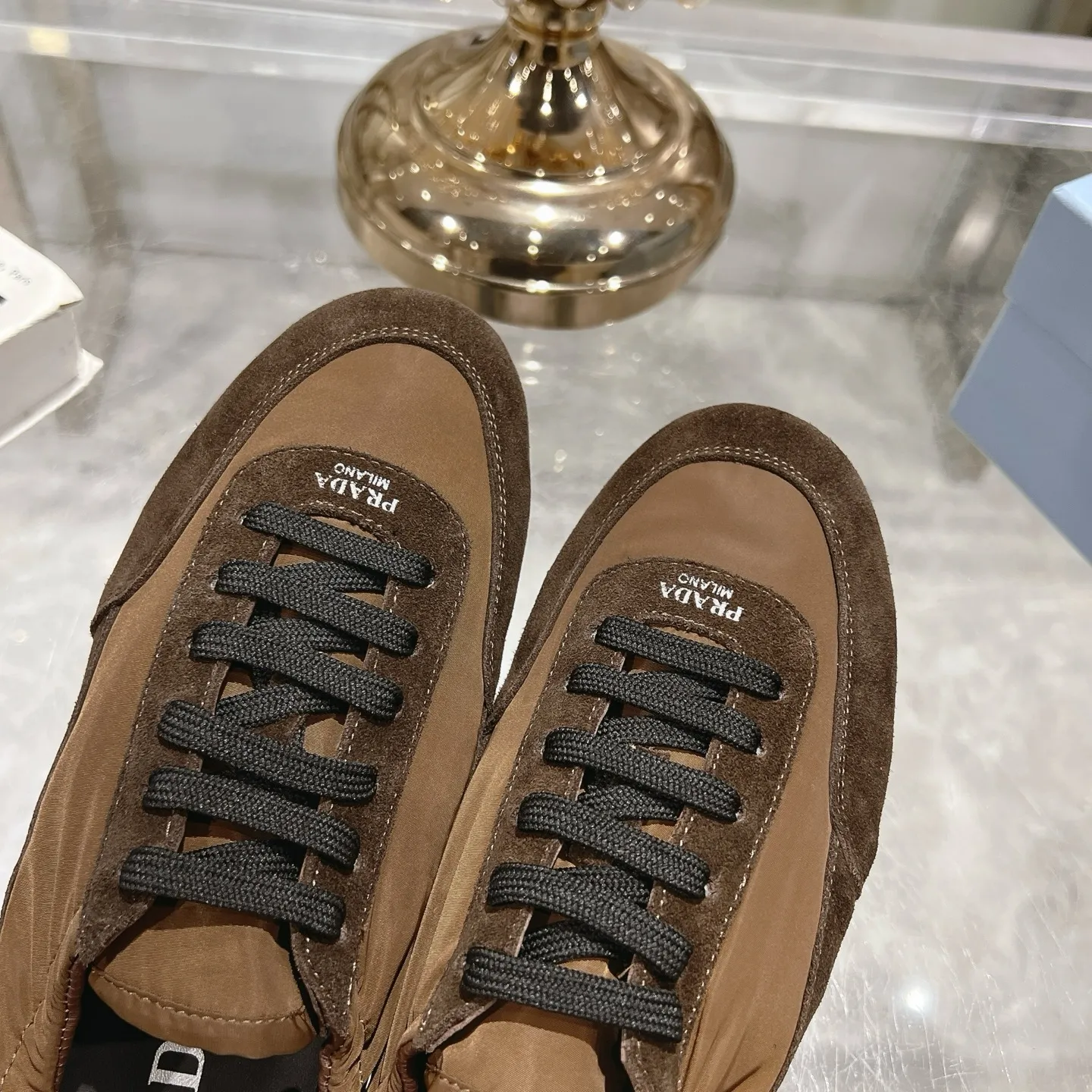 👟👟Ex-factory price 520👟👟Men's size +10 Couple style🎆Prada's new moral training shoes. The upper is suede with texture, and the inner sheepskin is wrapped. It is soft and waxy🎆The insole is thickened with lambskin. It is extremely comfortable to step on, has a sense of support, and feels well wrapped. The shoe shape is full of wrapping, light and easy to wear. A practical casual shoe that makes your legs appear taller! White is clean and refreshing, needed all year round, and can be easily worn with skirts and pants. Upper: imported suede/original molded fabric. Lining: sheepskin. Outsole: rubber outsole! Code number: 35-41 Color: burgundy blue brown green dark green yellow black red gray 9 colors available